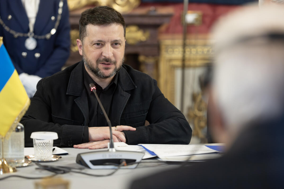 Ucraina, i raid più massicci dell’anno: almeno 17 morti. Zelensky: “La Russia non merita alcun allentamento delle sanzioni”