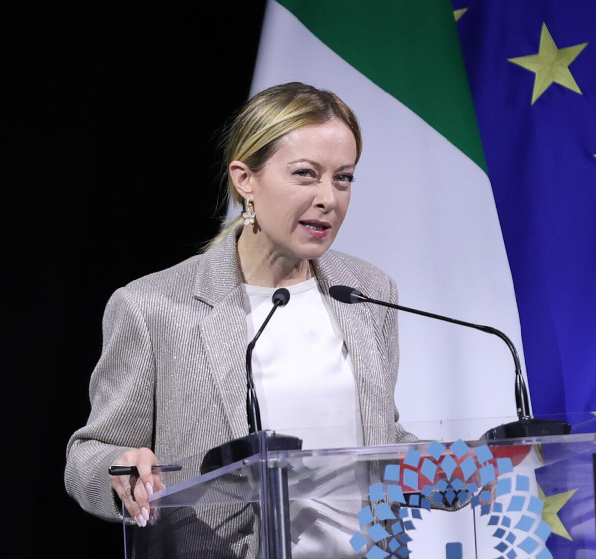 Crans-Montana, fatture choc alle famiglie dei feriti: Meloni attacca, “Non pagheranno nulla”