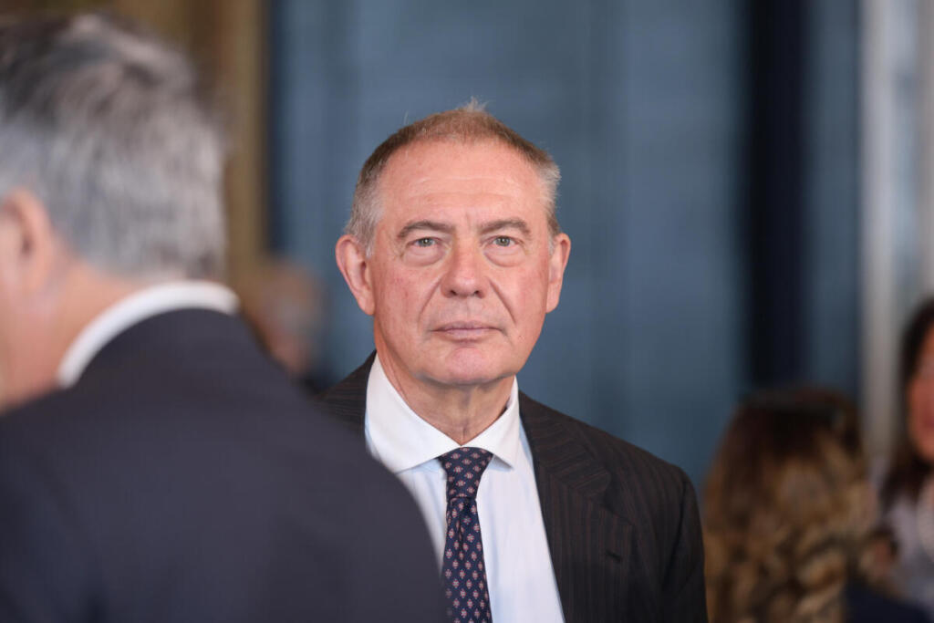 Energia, l’Italia regge meglio della Ue, ma Urso avverte: “Rischio emergenza con lo Stretto di Hormuz”