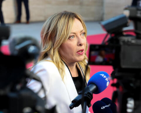 Condanne internazionali dopo gli spari al gala con Trump, telefonata con von der Leyen. Meloni: “piena solidarietà”