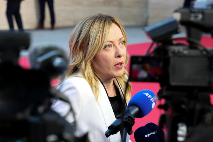 Condanne internazionali dopo gli spari al gala con Trump, telefonata con von der Leyen. Meloni: “piena solidarietà”