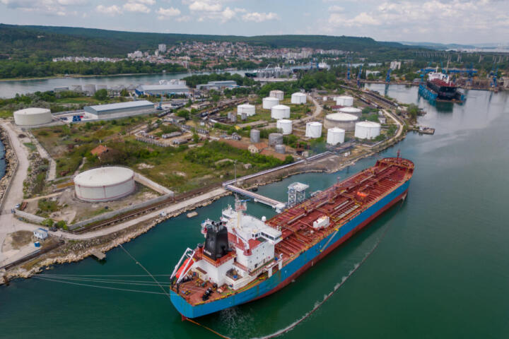 Iran-Usa, nessuna data per nuovi colloqui. Stop export petrolchimico e 10 navi fermate nel Golfo