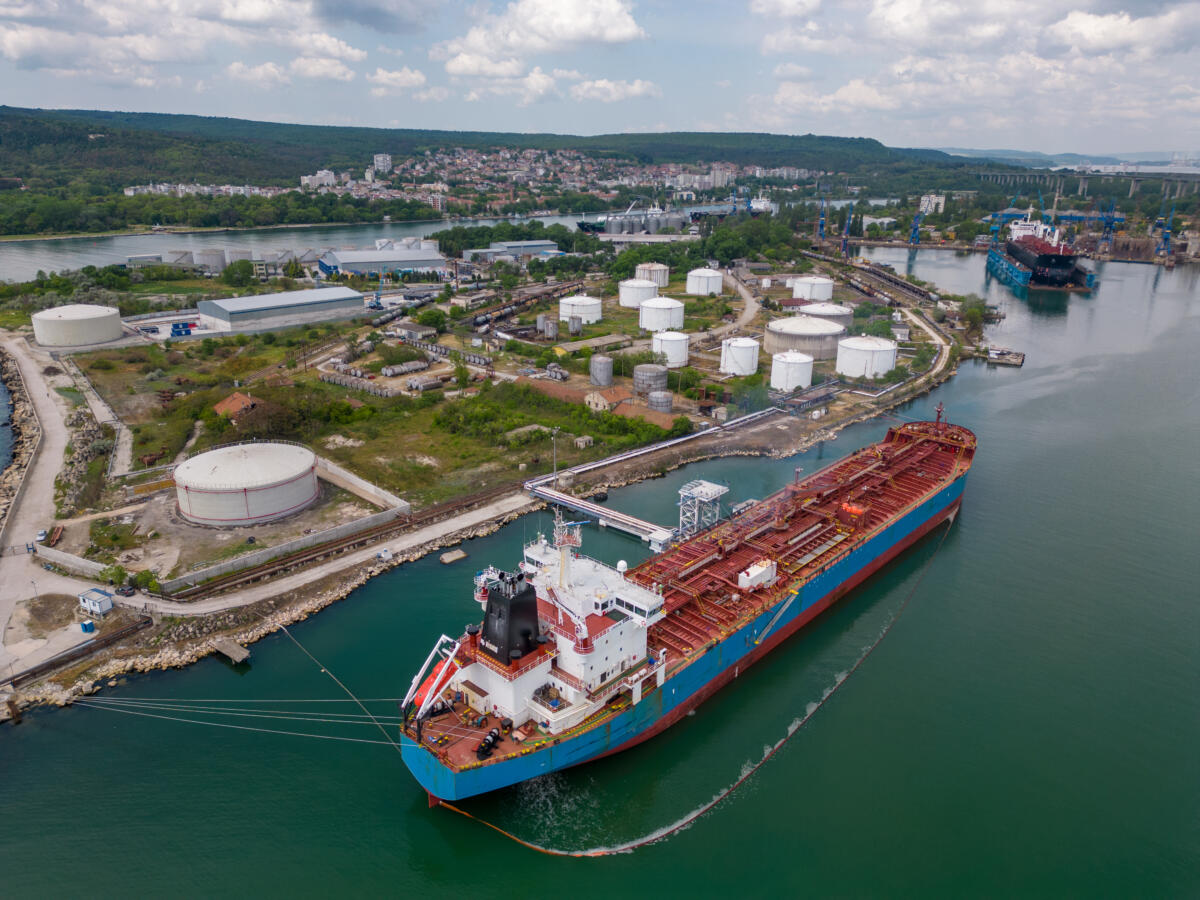 Iran-Usa, nessuna data per nuovi colloqui. Stop export petrolchimico e 10 navi fermate nel Golfo