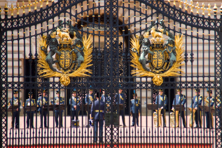 Un secolo di eredità: la famiglia reale celebra la nascita di Elisabetta II