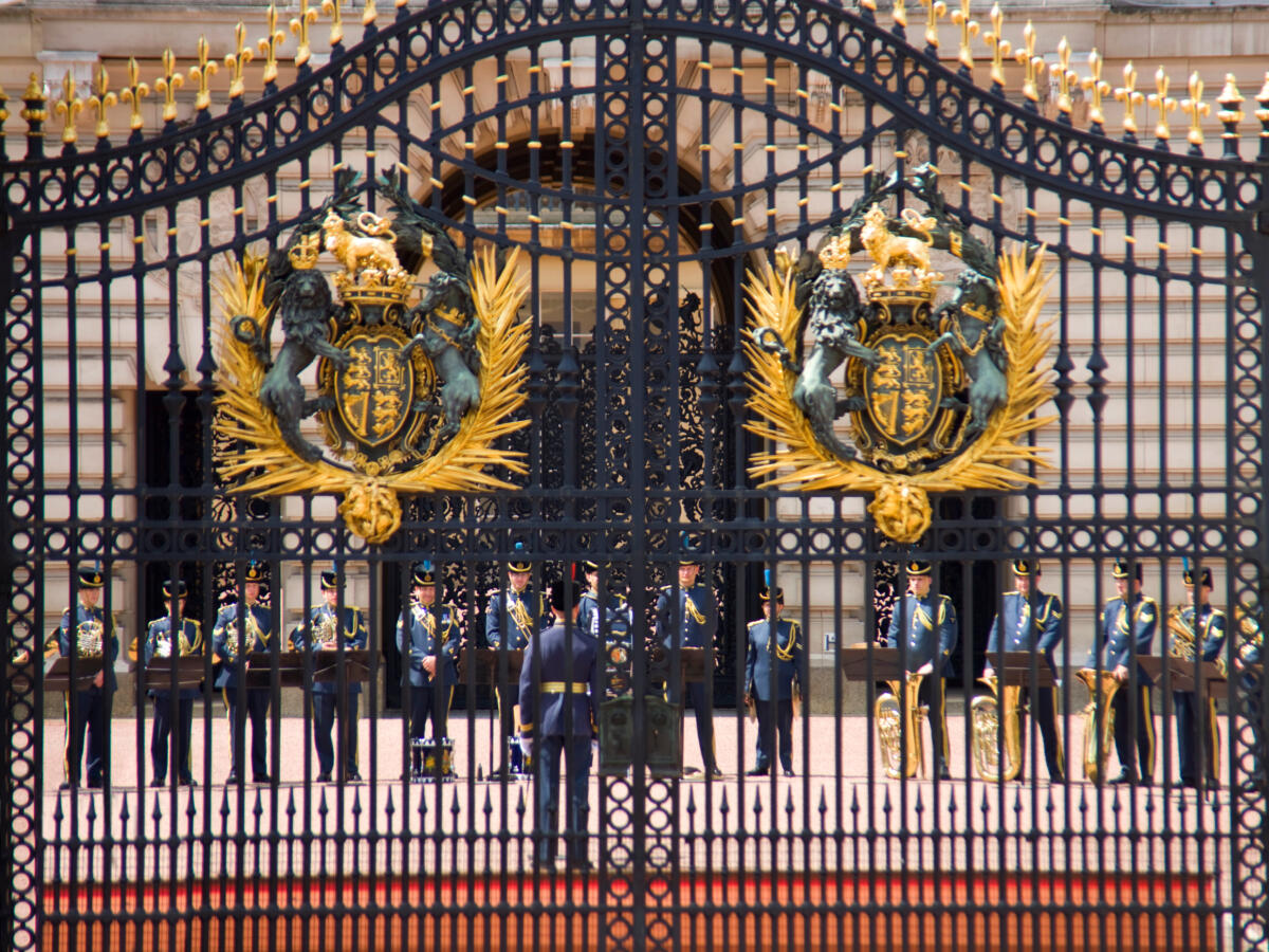 Un secolo di eredità: la famiglia reale celebra la nascita di Elisabetta II