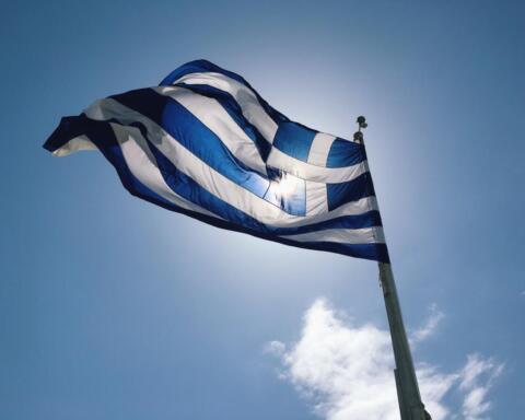 Atene sotto pressione: tre ministri lasciano mentre Bruxelles indaga sui fondi agricoli