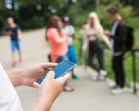 Australia sfida i giganti del web: social sotto accusa per il mancato rispetto del divieto ai minori