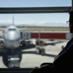 Voli più cari e meno frequenti: l’estate a rischio tra caro carburante e crisi energetica