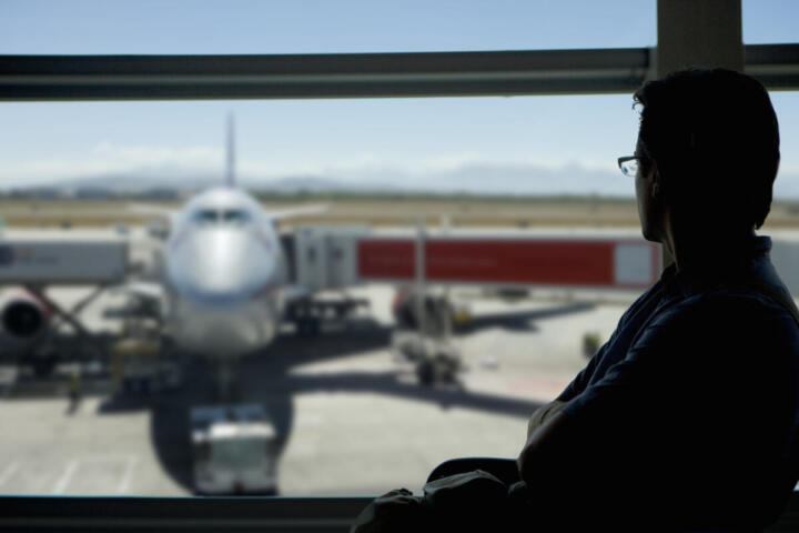 Voli più cari e meno frequenti: l’estate a rischio tra caro carburante e crisi energetica