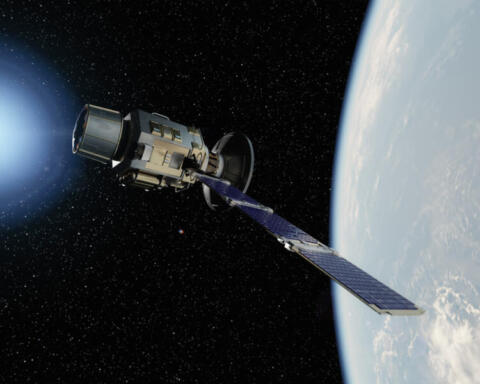 Dopo 50 anni nello spazio, Voyager 1 è il primo oggetto costruito dall'uomo a percorrere un giorno luce dalla Terra