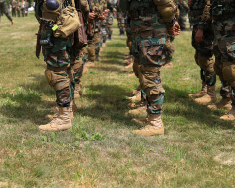 Soldati indonesiani a processo per l’attacco con acido contro un attivista: un caso che scuote Giacarta