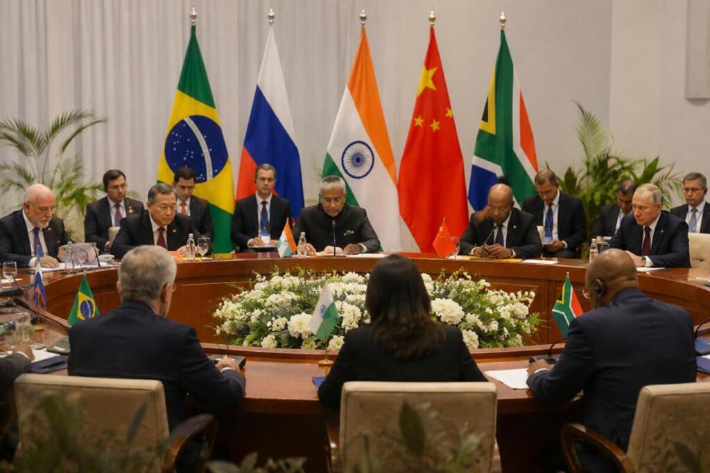 BRICS sotto pressione: a Nuova Delhi i ministri degli Esteri cercano unità tra guerra, petrolio e rivalità interne