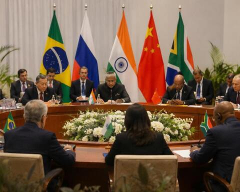 BRICS sotto pressione: a Nuova Delhi i ministri degli Esteri cercano unità tra guerra, petrolio e rivalità interne