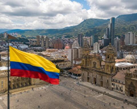 Colombia, i candidati chiudono le campagne con grandi comizi: clima acceso alla vigilia del voto