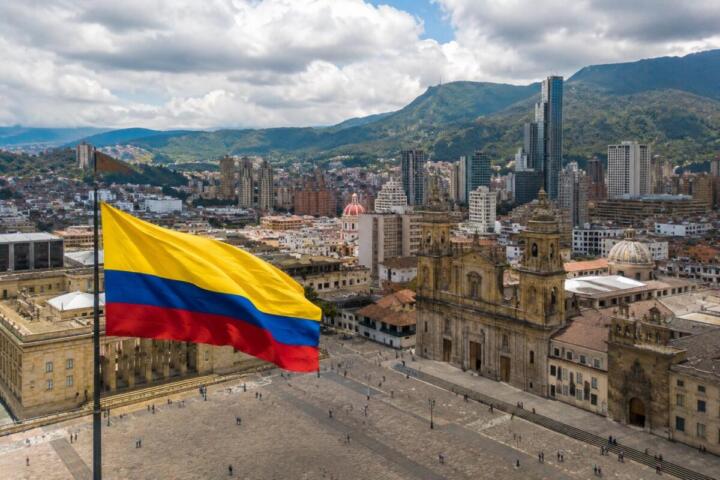 Colombia, i candidati chiudono le campagne con grandi comizi: clima acceso alla vigilia del voto