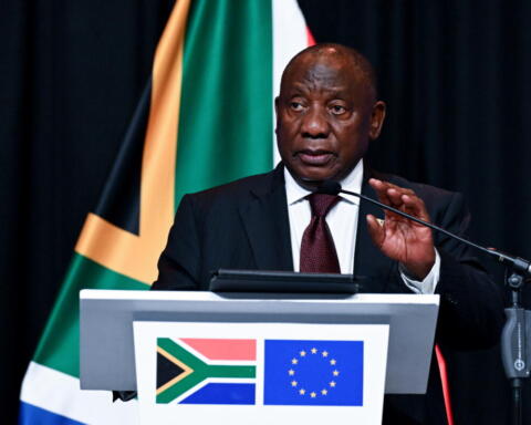 Ramaphosa sotto pressione: il caso dei “divani pieni di contanti” riaccende la crisi etica in Sudafrica