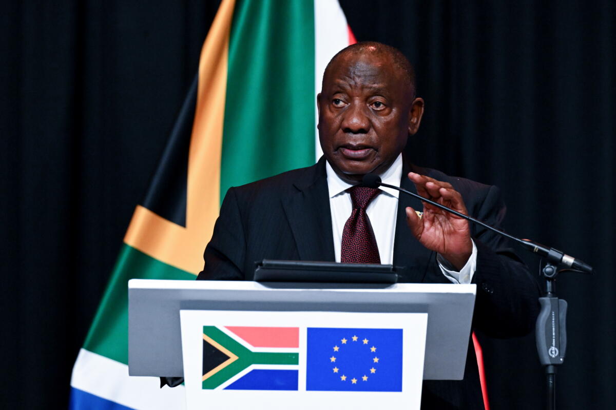 Ramaphosa sotto pressione: il caso dei “divani pieni di contanti” riaccende la crisi etica in Sudafrica