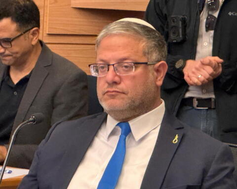 Il Ministro della sicurezza israeliano suscita indignazione con filmati in cui schernisce detenuti internazionali legati