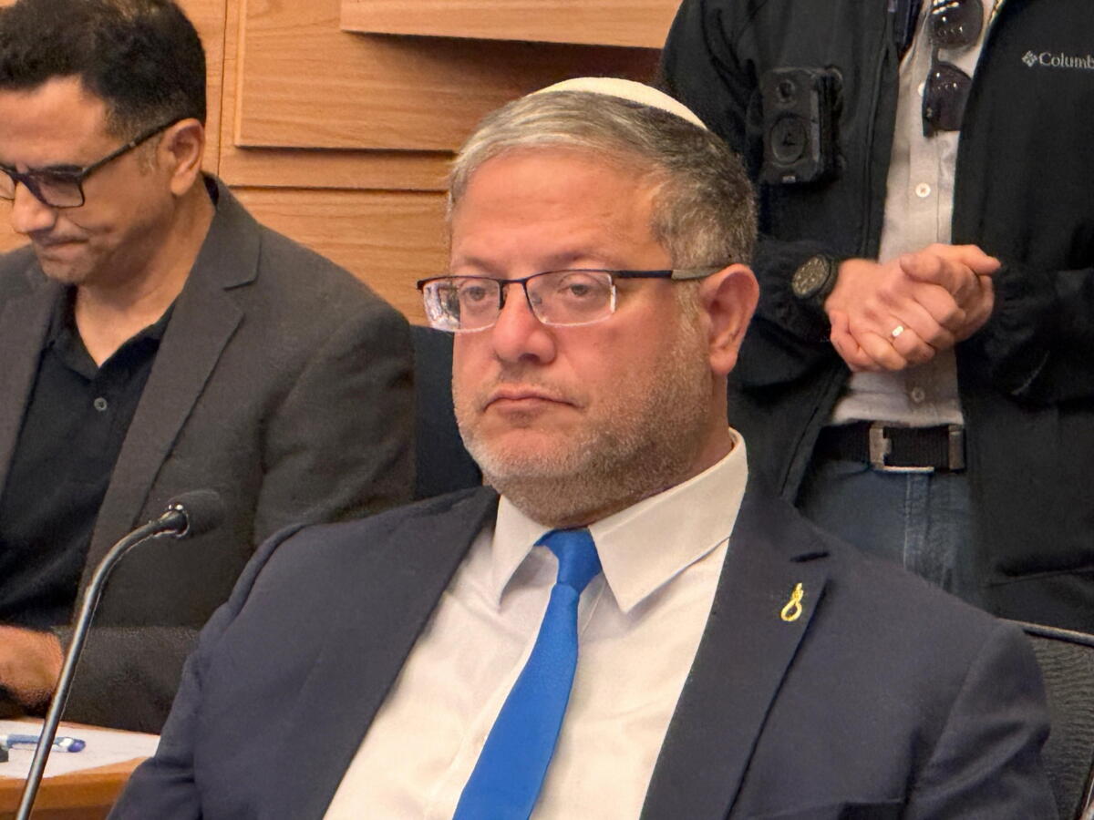 Il Ministro della sicurezza israeliano suscita indignazione con filmati in cui schernisce detenuti internazionali legati