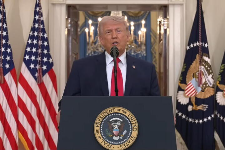 Trump: “L’Iran accetti l’accordo o sparirà”. Teheran risponde agli Usa su Hormuz