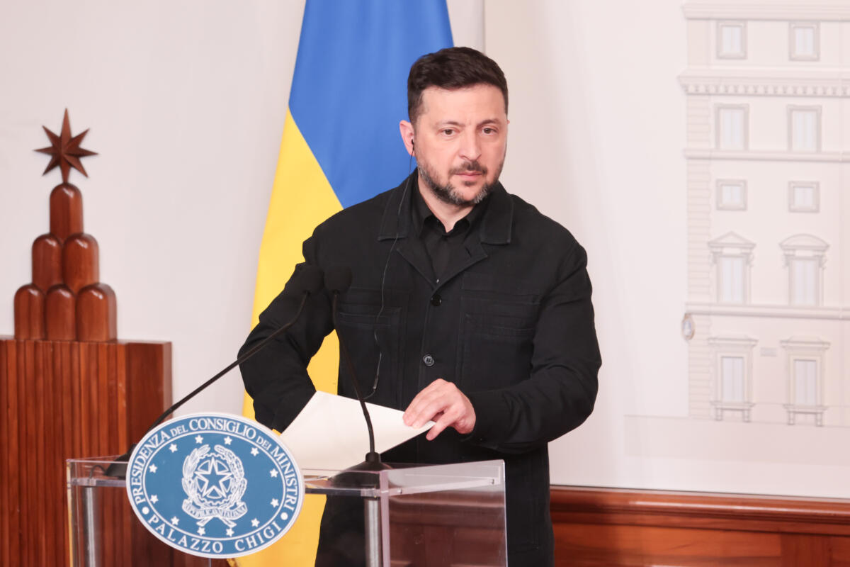 Tregua violata, Kiev accusa Mosca e minaccia: raid fino a 2.000 km, tensione per il 9 maggio