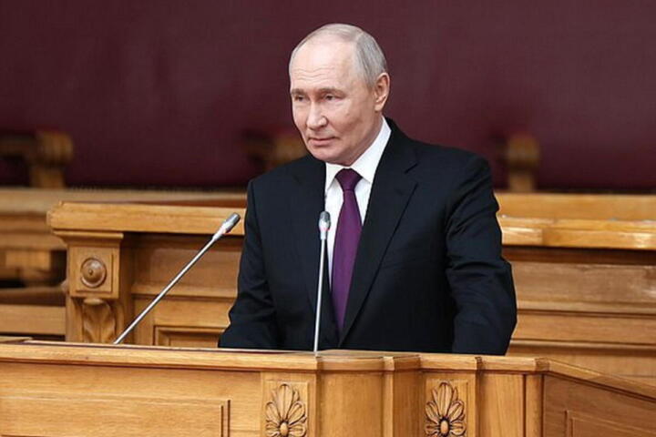 Ucraina, Putin apre a colloqui di pace: “La guerra sta per finire”. E propone Schroeder come mediatore Ue