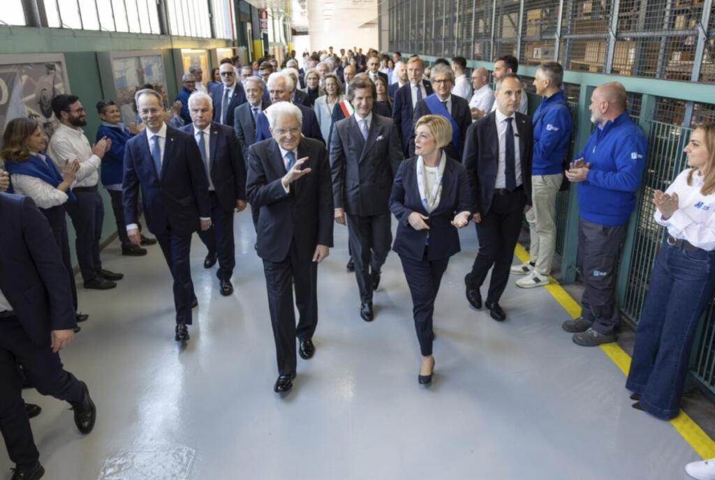 Mattarella salutato dai lavoratori al suo arrivo allo stabilimento della Piaggio