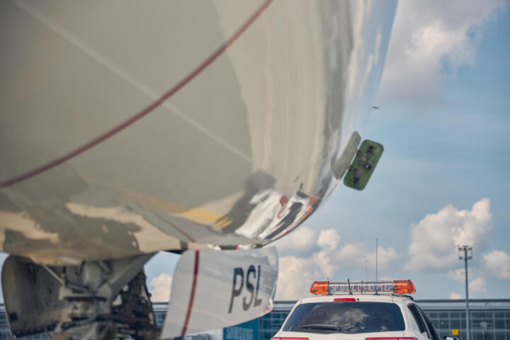 Caos sulla pista di Denver: un intruso travolto da un aereo Frontier durante il decollo