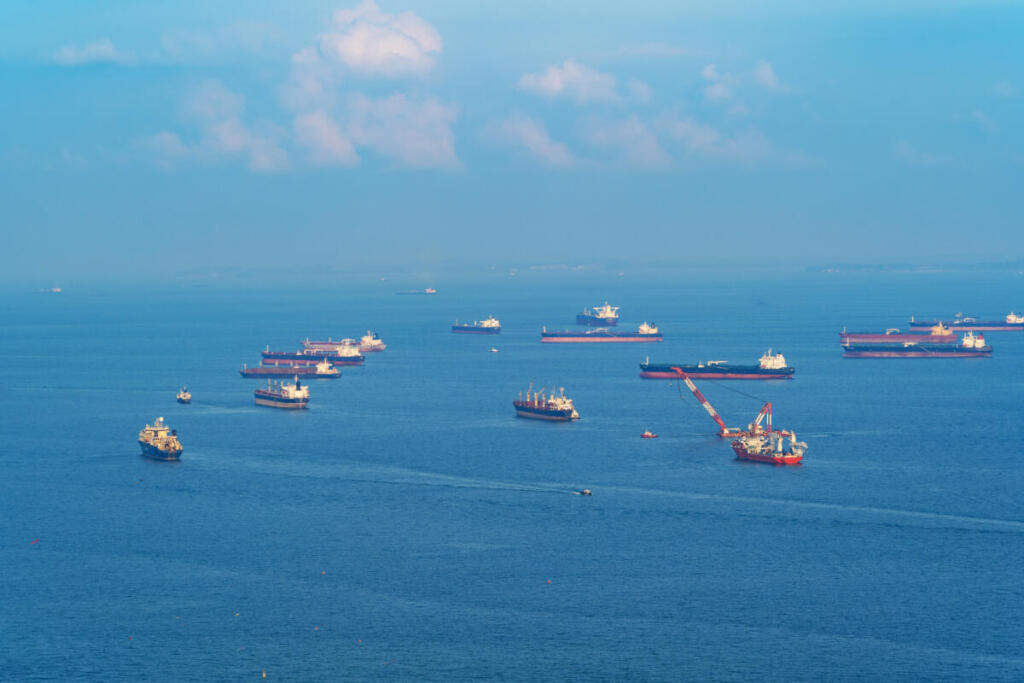 Usa–Iran verso un’intesa temporanea. Hormuz resta paralizzato: 1.500 navi bloccate