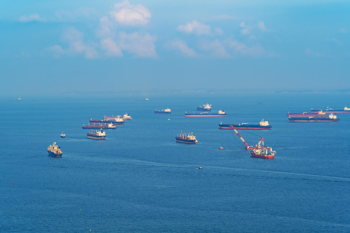 Usa–Iran verso un’intesa temporanea. Hormuz resta paralizzato: 1.500 navi bloccate