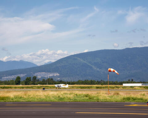 Idaho, scontro in volo tra due EA‑18G Growler durante l’air show: equipaggi salvi, indagini in corso