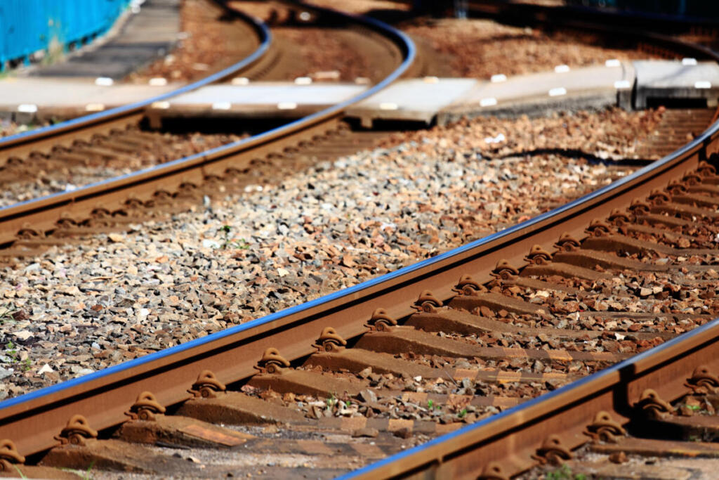 Pakistan, attentato suicida vicino a una linea ferroviaria: almeno 23 morti. Indagini in corso sul gruppo responsabile