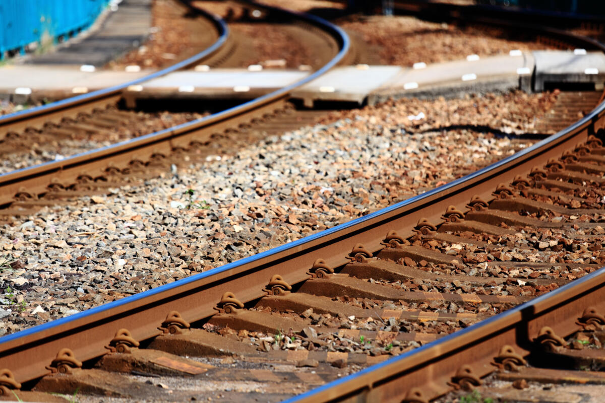 Pakistan, attentato suicida vicino a una linea ferroviaria: almeno 23 morti. Indagini in corso sul gruppo responsabile