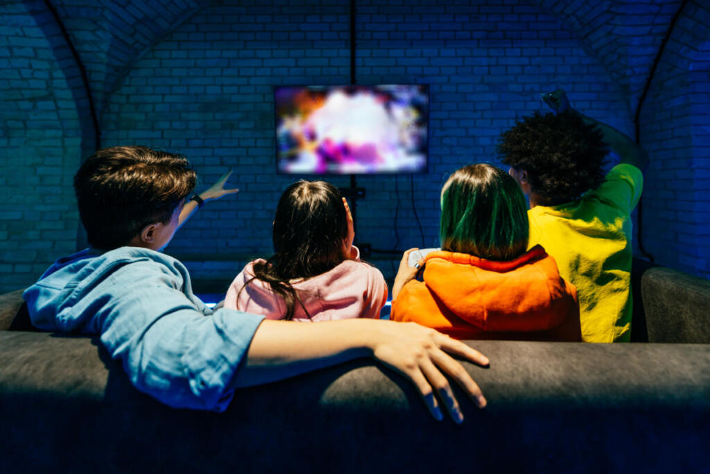 I giovani tornano davanti alla tv: streaming e antenna convivono nelle nuove famiglie
