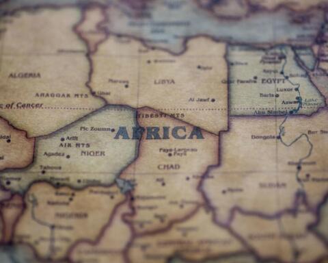 La Francia tenta il rilancio: al vertice in Kenya la nuova strategia per riconquistare spazio in Africa occidentale