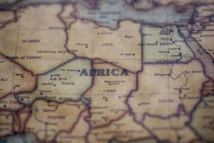 La Francia tenta il rilancio: al vertice in Kenya la nuova strategia per riconquistare spazio in Africa occidentale