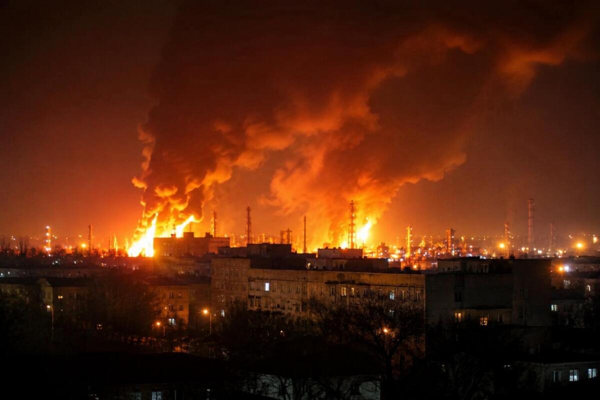 Ucraina, droni su una raffineria a Mosca e raid russi sulla rete elettrica