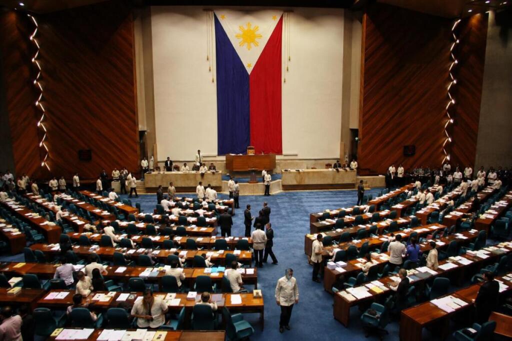 Filippine: il Senato rimuove alleato di Duterte dalla carica di presidente eletto un nuovo leader in vista del processo di impeachment del vicepresidente