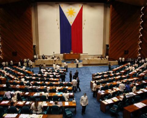 Filippine: il Senato rimuove alleato di Duterte dalla carica di presidente eletto un nuovo leader in vista del processo di impeachment del vicepresidente