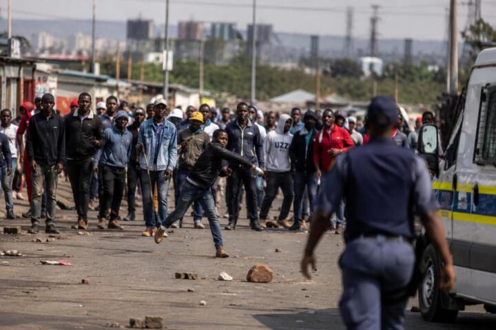 Sudafrica, nuova ondata xenofoba: imprese, artisti e immagine nazionale sotto pressione