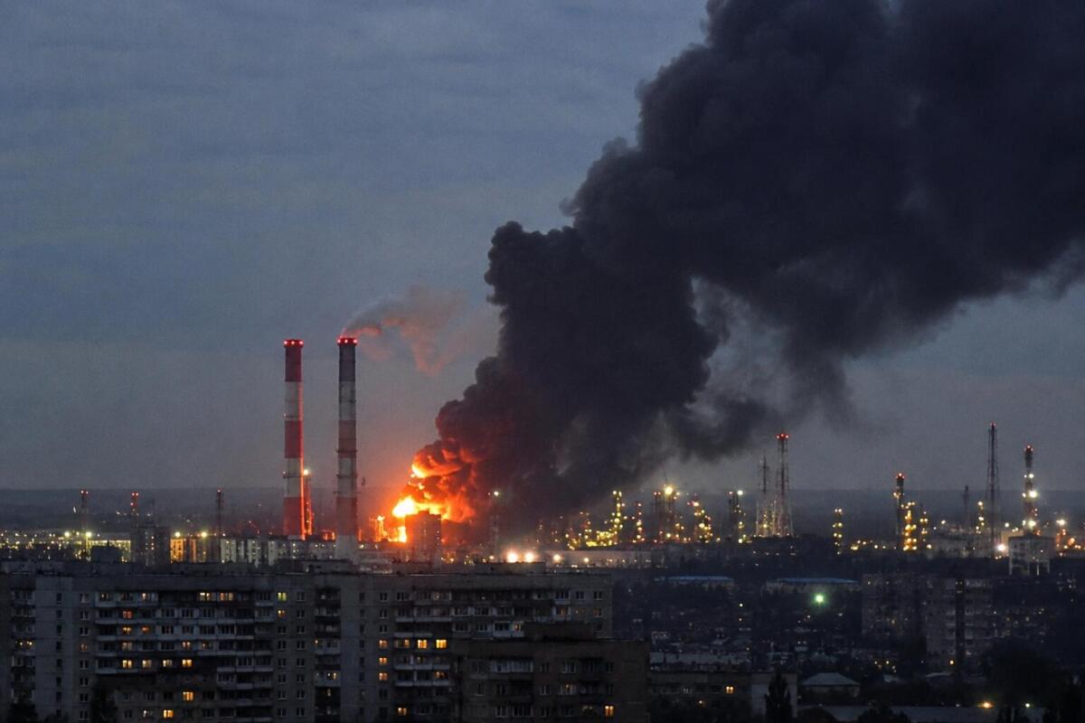 Mosca sotto attacco, massiccio raid di droni ucraini: incendio in una raffineria di petrolio