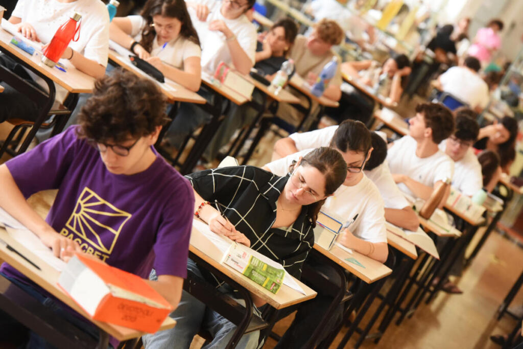Maturità al via per 527 mila studenti: da Pavese a Calabresi, ecco tutte le tracce della prima prova