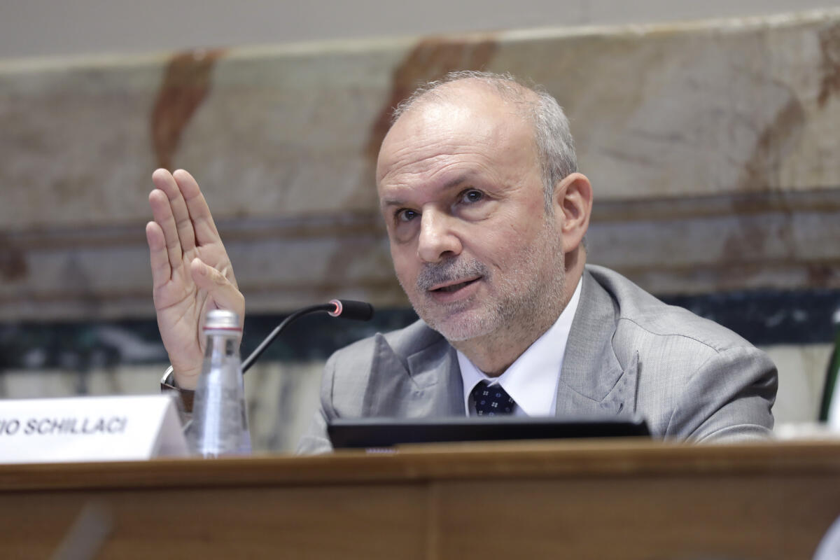 Sanità, Schillaci: "Case di comunità al via entro il 30 giugno, fiducia nell'intesa con medici e Regioni"
