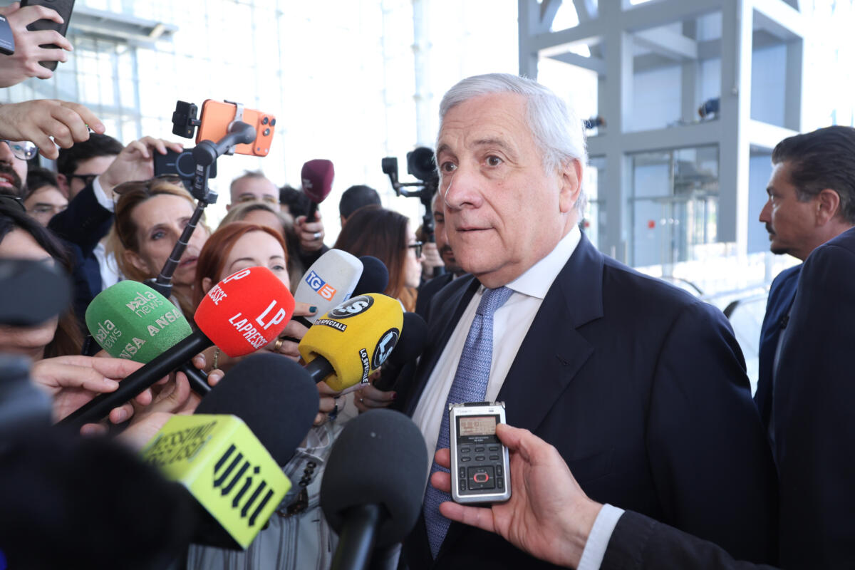 Tajani: “Italia costruttrice di pace”. Alta tensione in Medio Oriente, Farnesina al lavoro sui connazionali a Bengasi