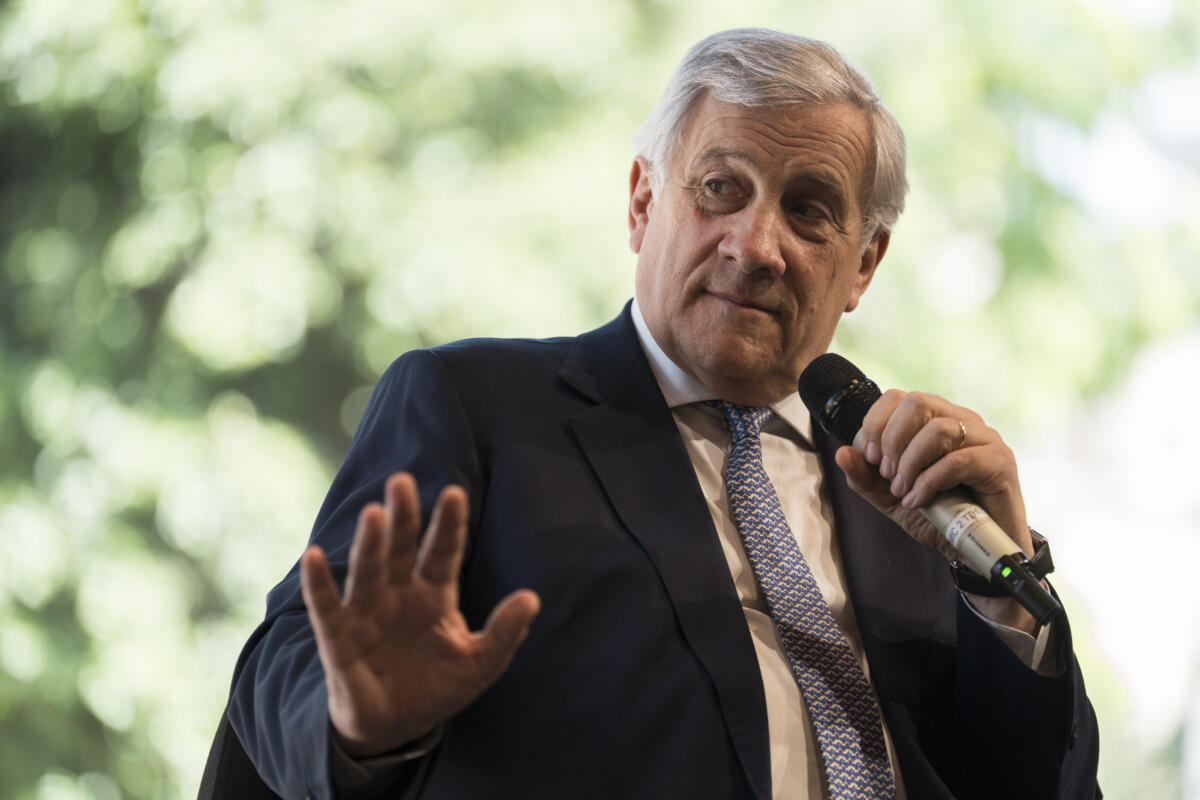 Tajani ai consoli: "Siete i sindaci d'Italia nel mondo"