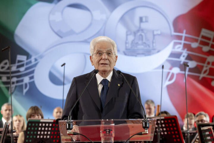 Il Presidente Sergio Mattarella rivolge il suo indirizzo di saluto in occasione del concerto eseguito dall’Orchestra del Teatro dell’Opera di Roma, diretta dal Maestro Michele Mariotti, in onore del Corpo Diplomatico accreditato presso lo Stato Italiano in occasione della Festa della Repubblica