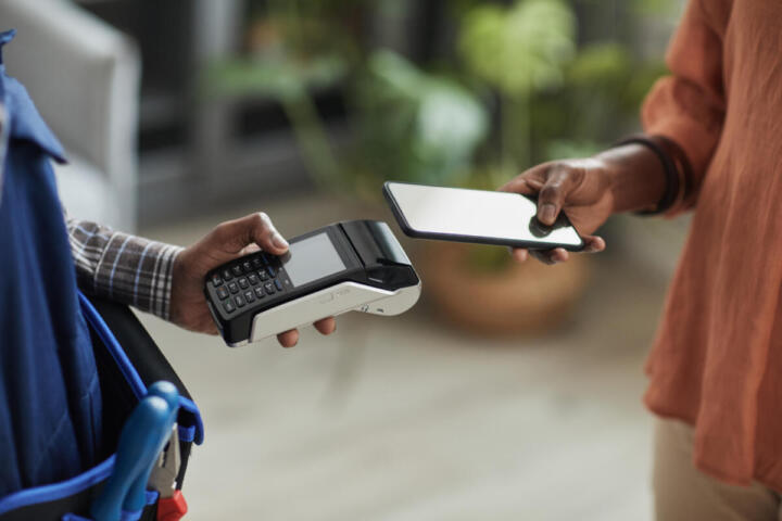 Pagamenti digitali, boom nel 2025: carte e bonifici istantanei trainano il sorpasso sul contante