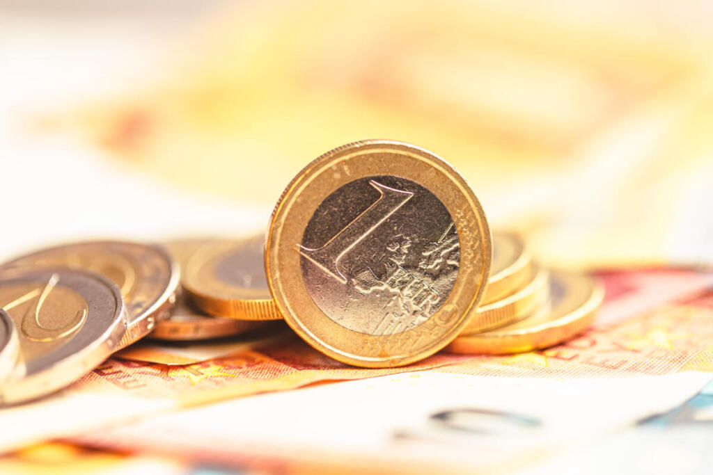 Istat, crescita allo 0,7% fino al 2027: frenano i consumi, pesa il caro energia