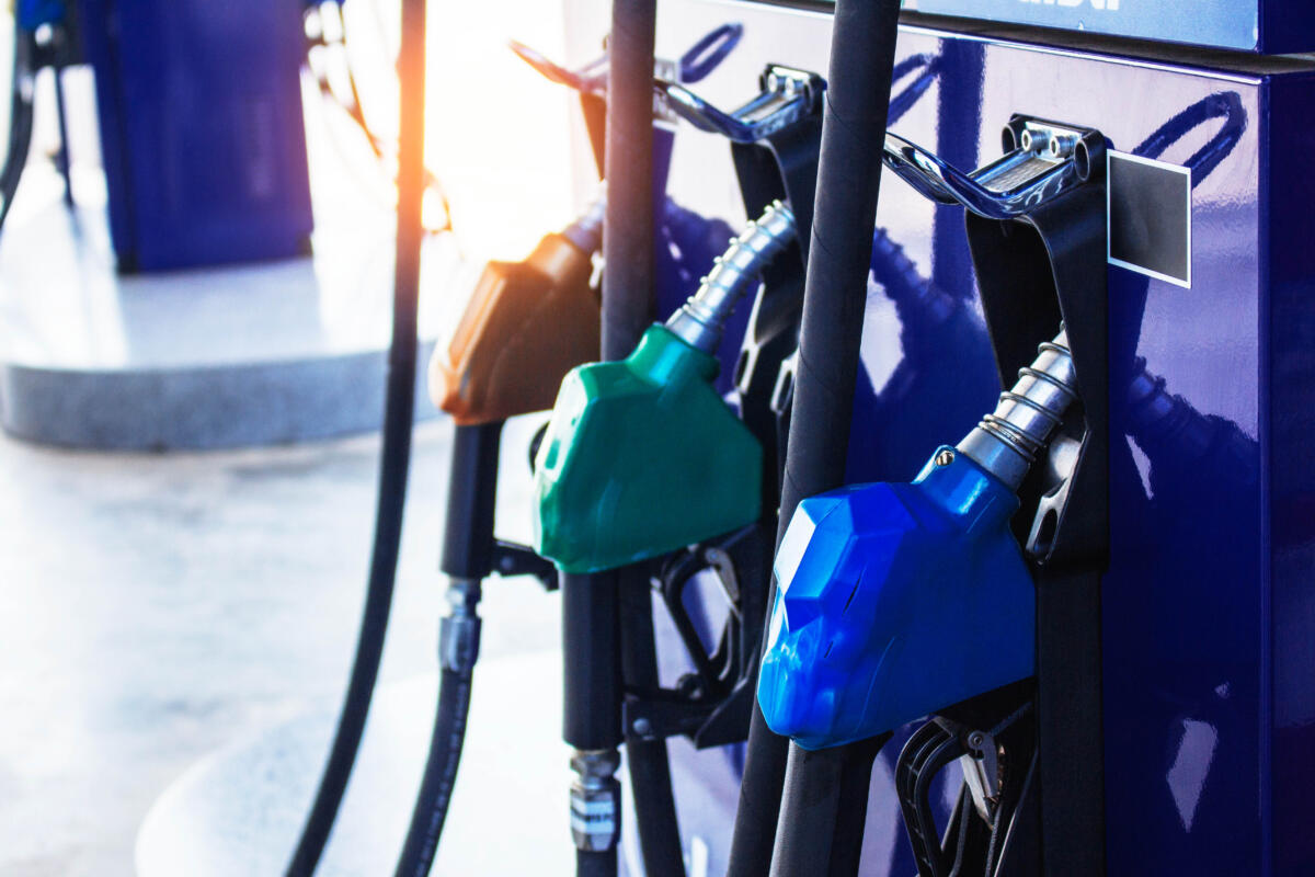 Carburanti, prezzi ancora in calo: benzina sotto quota 1,93 euro al litro