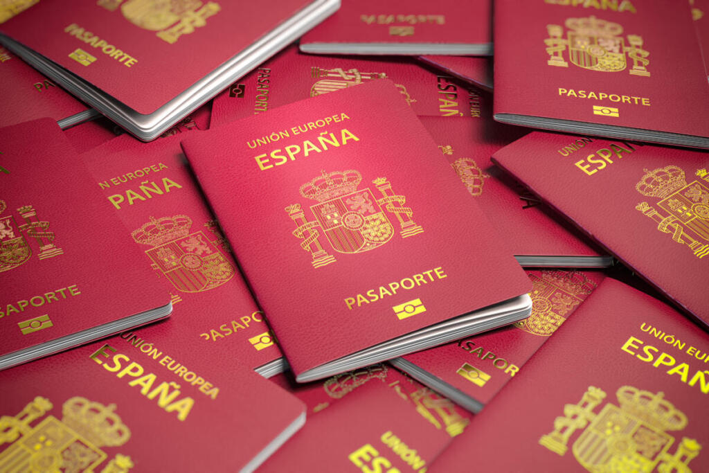 Spagna, boom di richieste di regolarizzazione: quasi 900.000 domande da migranti irregolari
